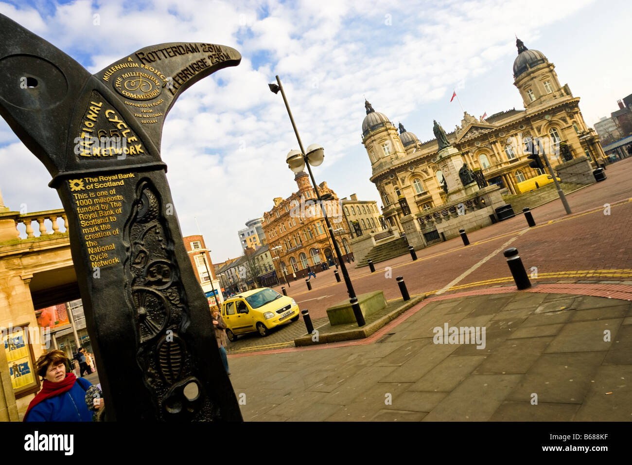 Hull Maritime Museum in Victoria Square Hull, Yorkshire, Inghilterra, Regno Unito, con marcatore della rete ciclistica nazionale in primo piano Foto Stock