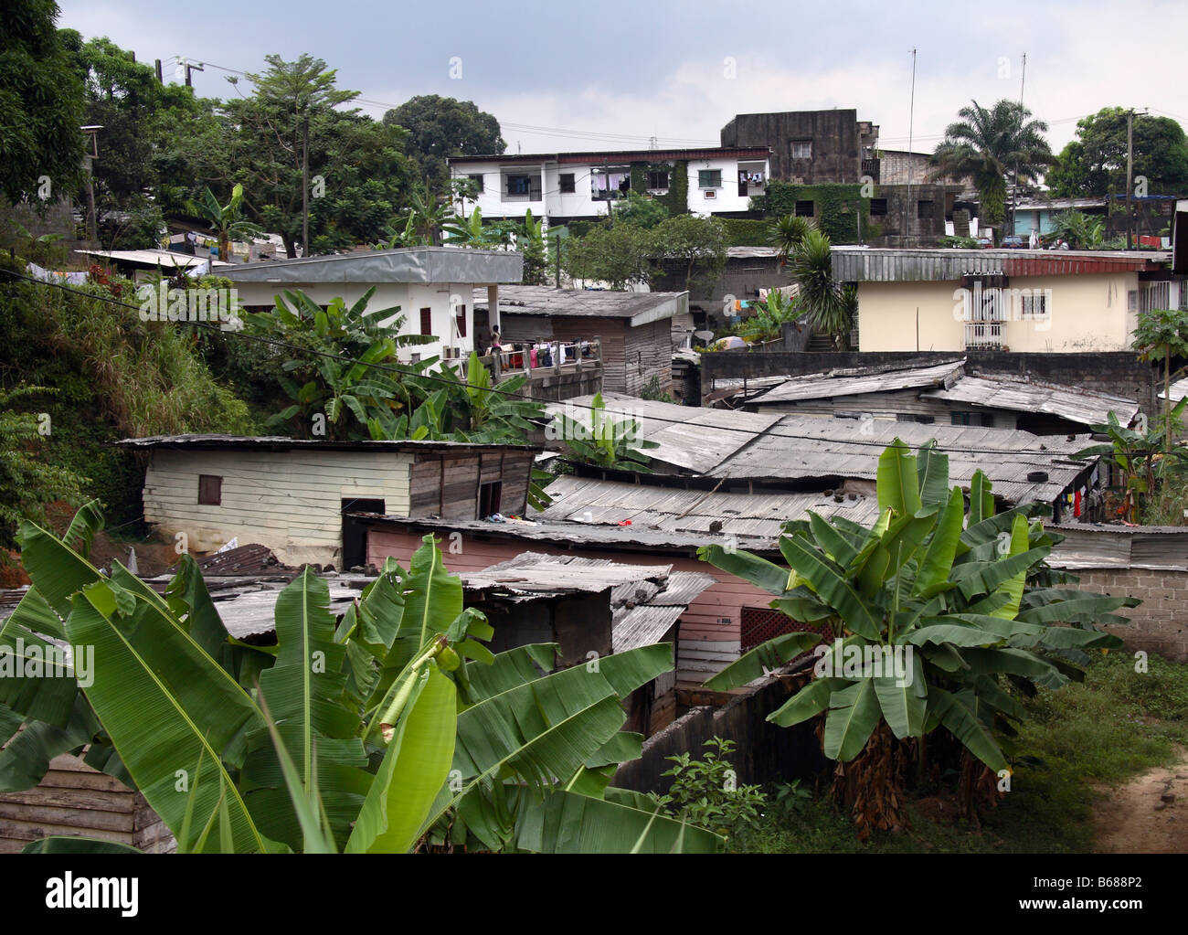 Case in cemento e e baracche di legno con fogli di zinco tetti Deïdo nel Distretto di Douala Camerun Africa occidentale Foto Stock