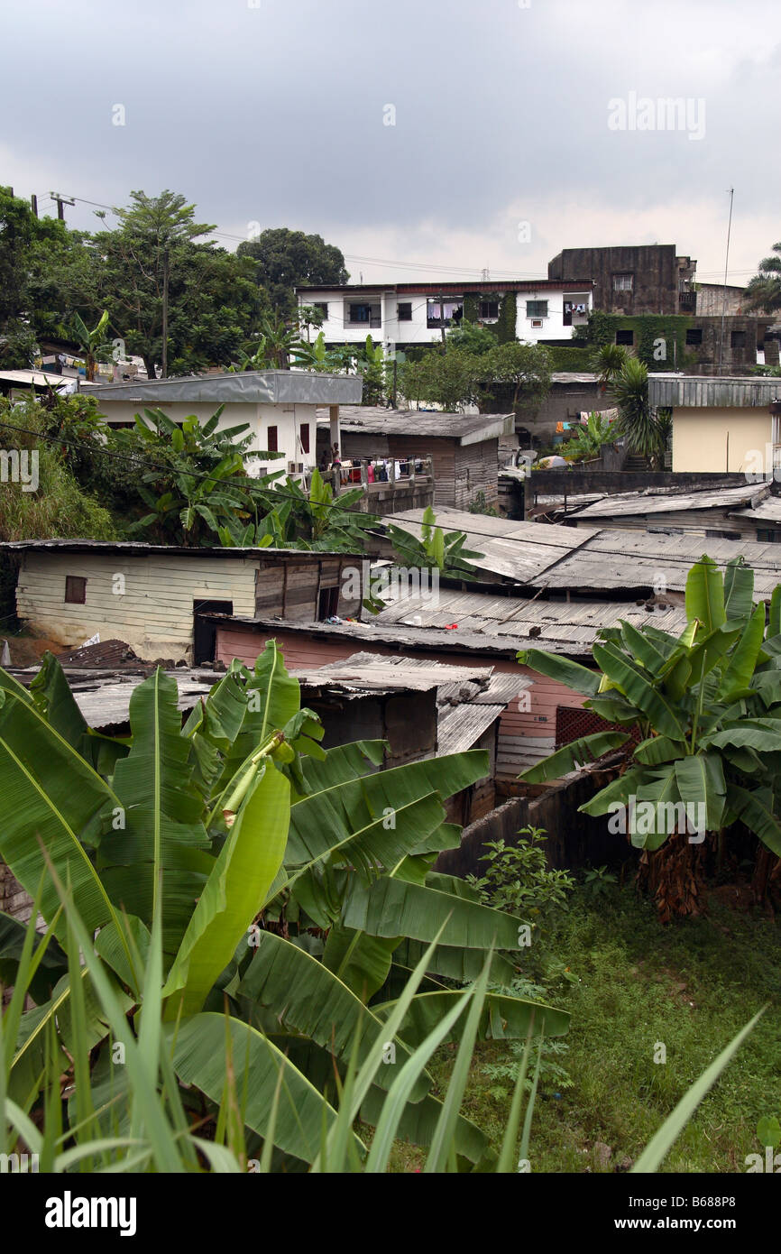 Case in cemento e e baracche di legno con fogli di zinco tetti Deïdo nel Distretto di Douala Camerun Africa occidentale Foto Stock