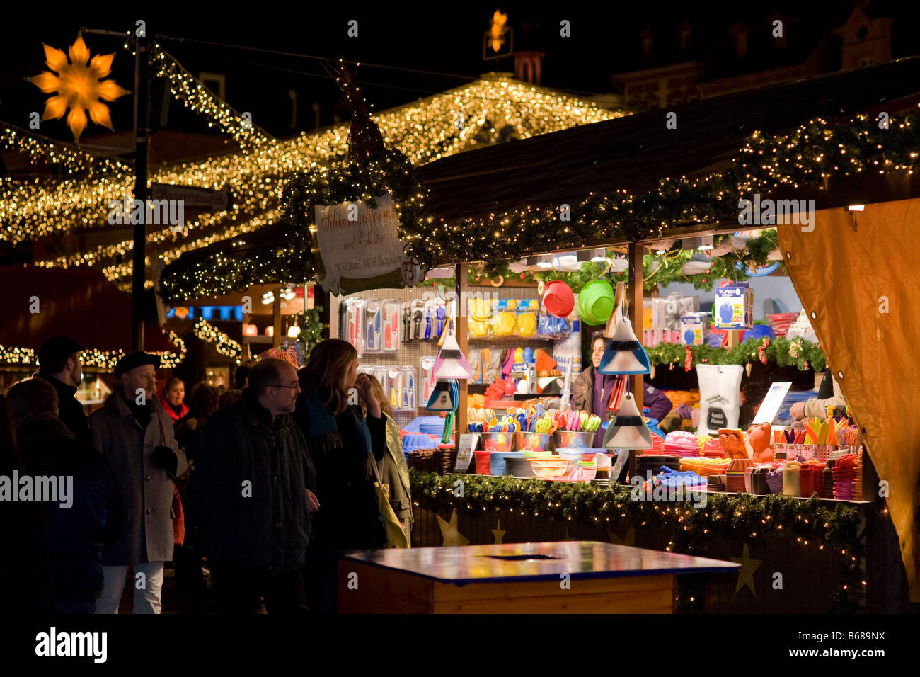 Catene di luce al di sopra di bancarelle su un tedesco mercatino di natale Foto Stock