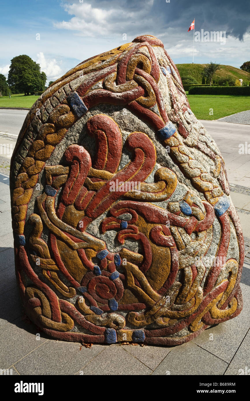 Moderno pietra runica (realizzato da Erik Sandquist) a Jelling Visitor Center, nello Jutland, Danimarca Foto Stock