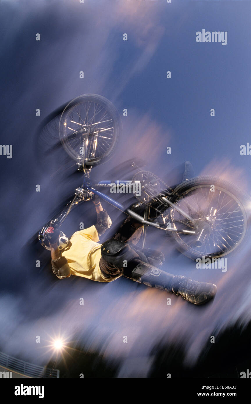 BMX ciclista battenti fuori vert Foto Stock