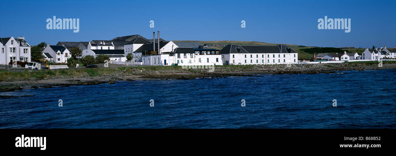 Bruichladdich distilleria di whisky e villaggio, isola di Islay, Ebridi, Scozia UK dal molo e la riva Foto Stock