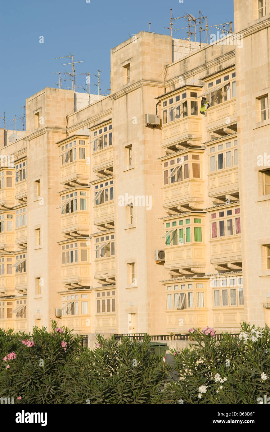 Edifici di appartamenti con balconi vicino a Fort St. Elmo, La Valletta, Malta Foto Stock