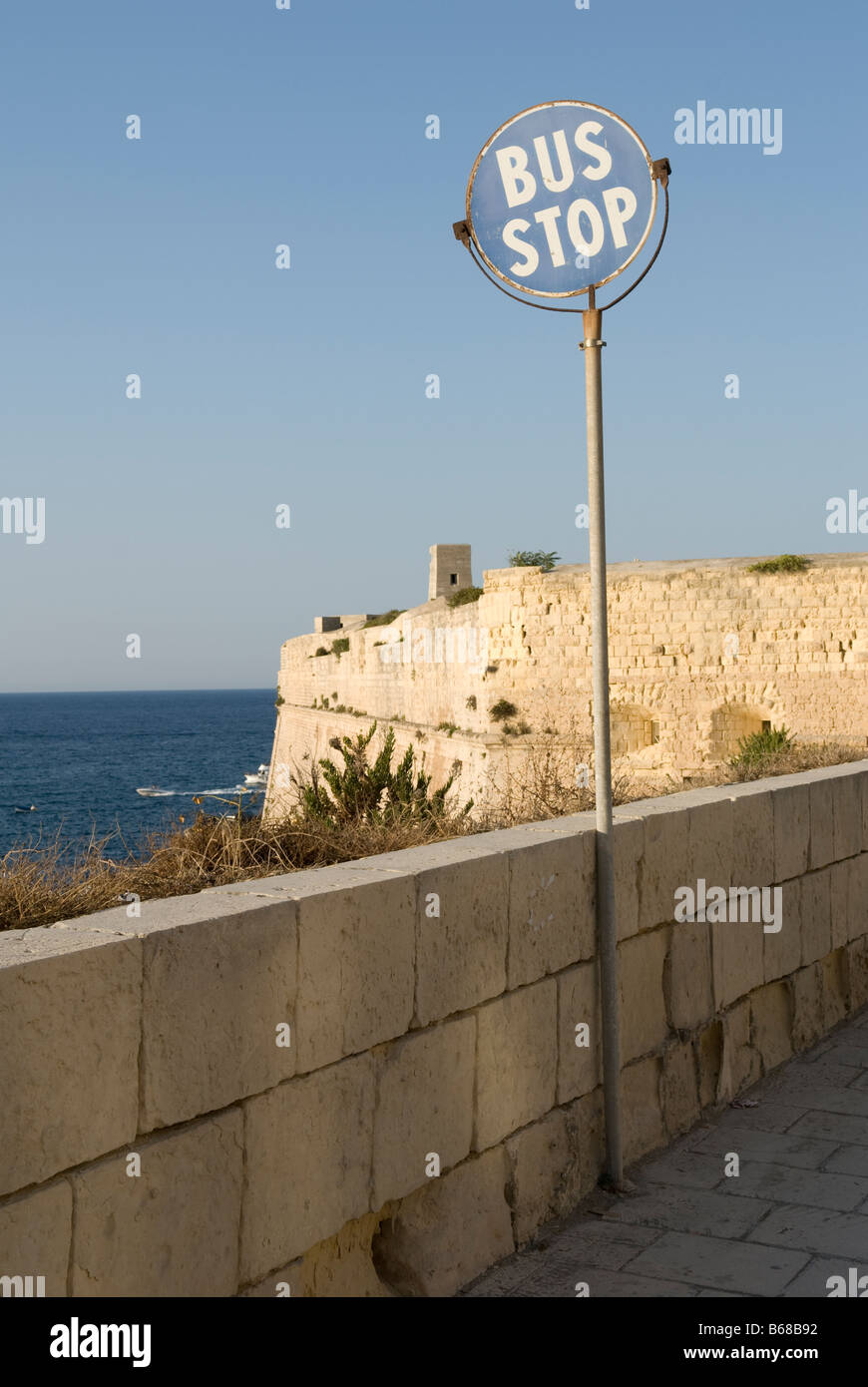 Fermata bus segno vicino a Fort St. Elmo, La Valletta, Malta Foto Stock