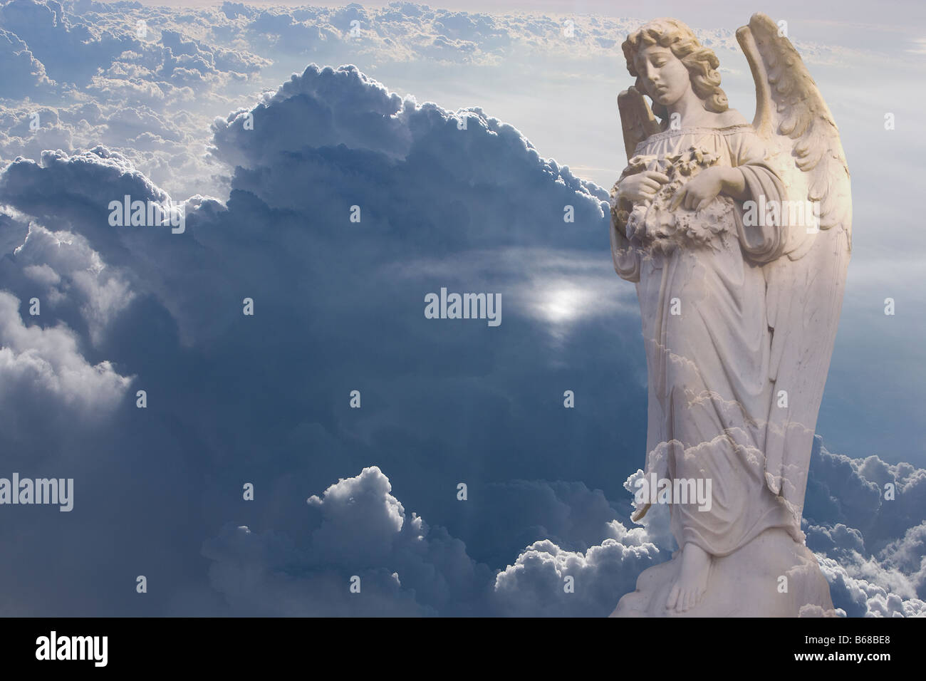 Statua di angelo e foto aerea di nuvole Foto Stock