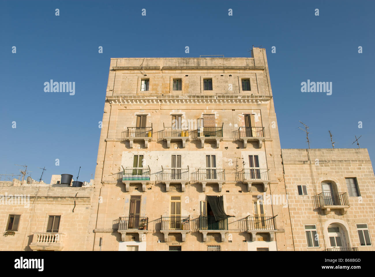 Edifici di appartamenti con balconi vicino a Fort St. Elmo, La Valletta, Malta Foto Stock