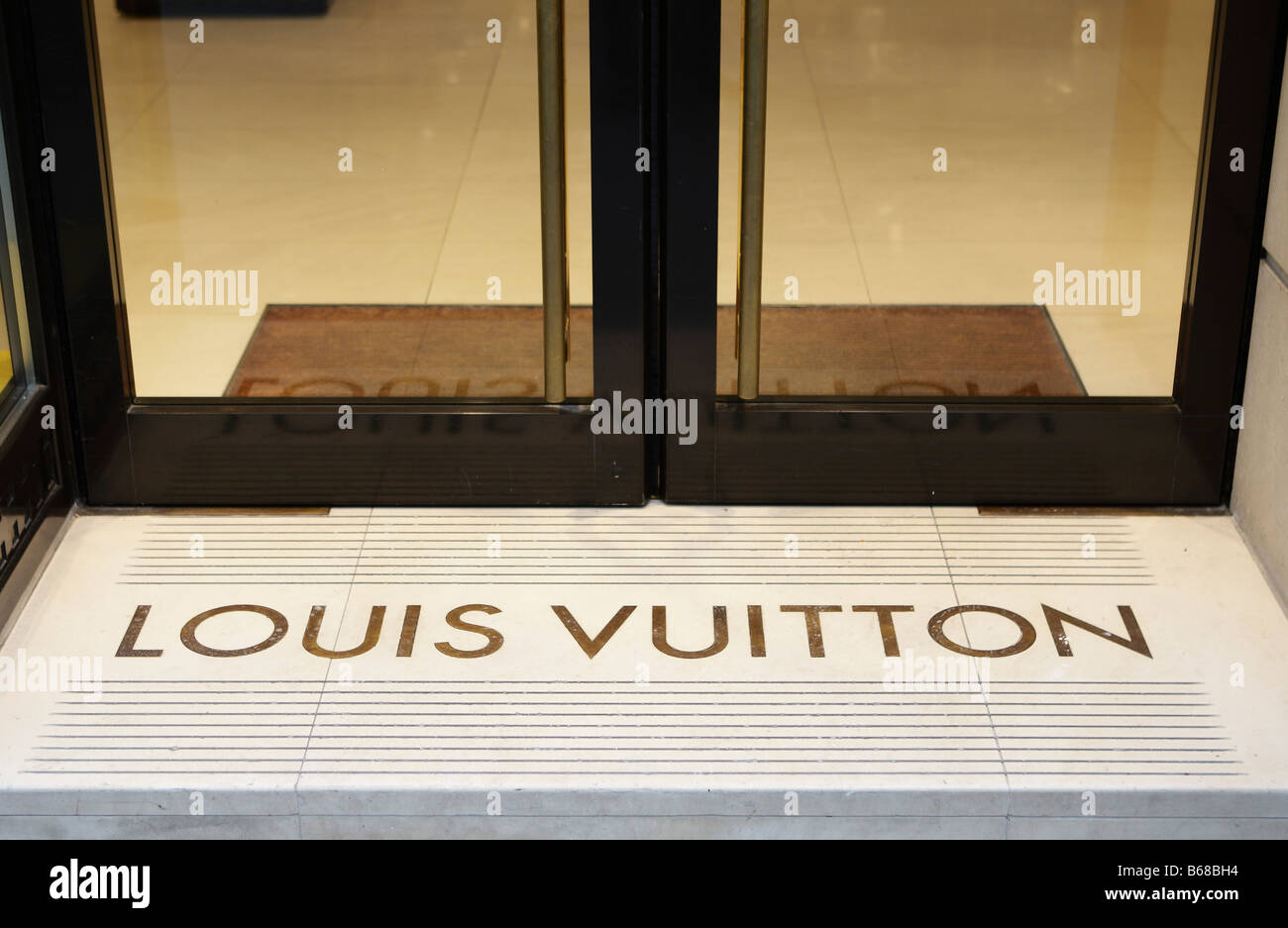 Logo e scritte alla porta di un Louis Vutton shop Foto Stock