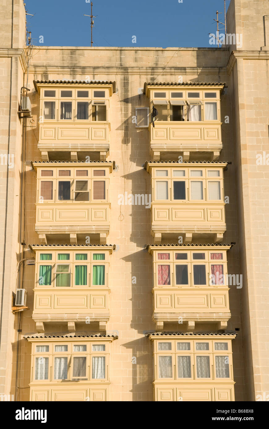 Il balcone di ogni camera di edifici residenziali vicino a Fort St. Elmo, La Valletta, Malta Foto Stock