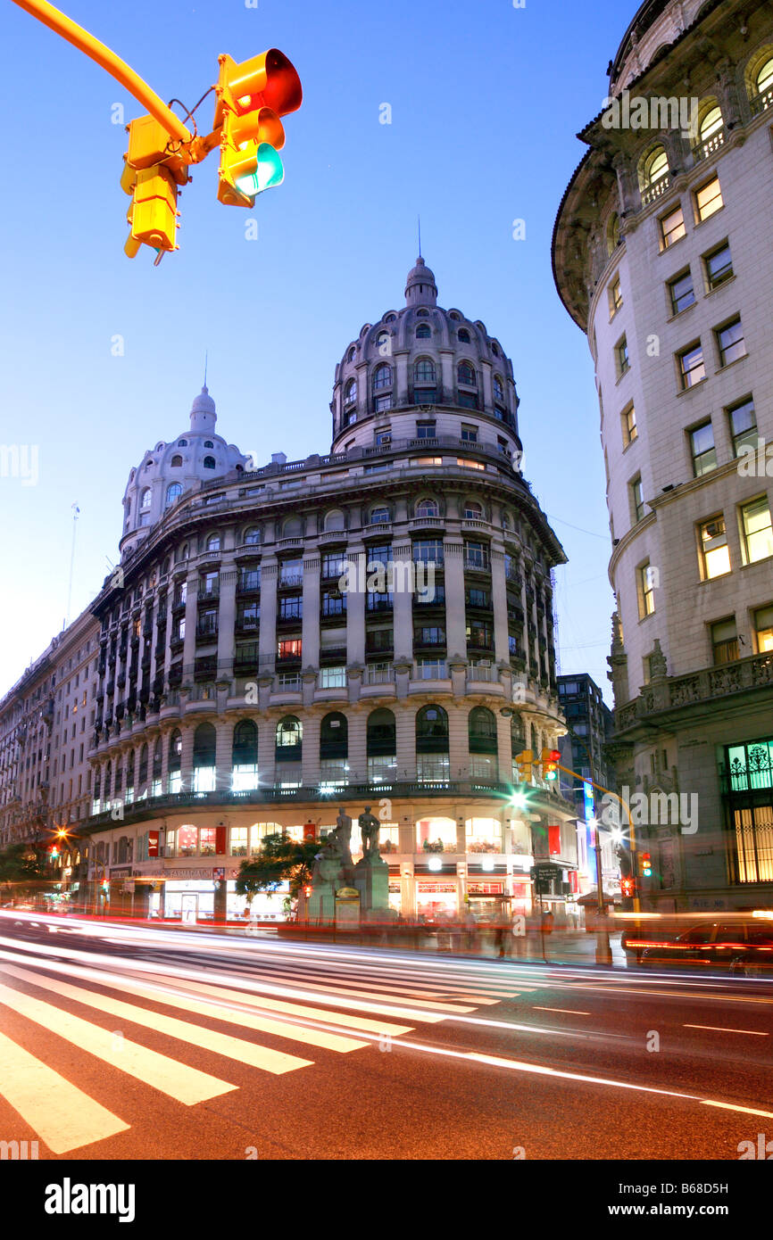 "Diagonal Norte" Ave. e Florida San intersezione, al tramonto. Buenos Aires, Argentina Foto Stock