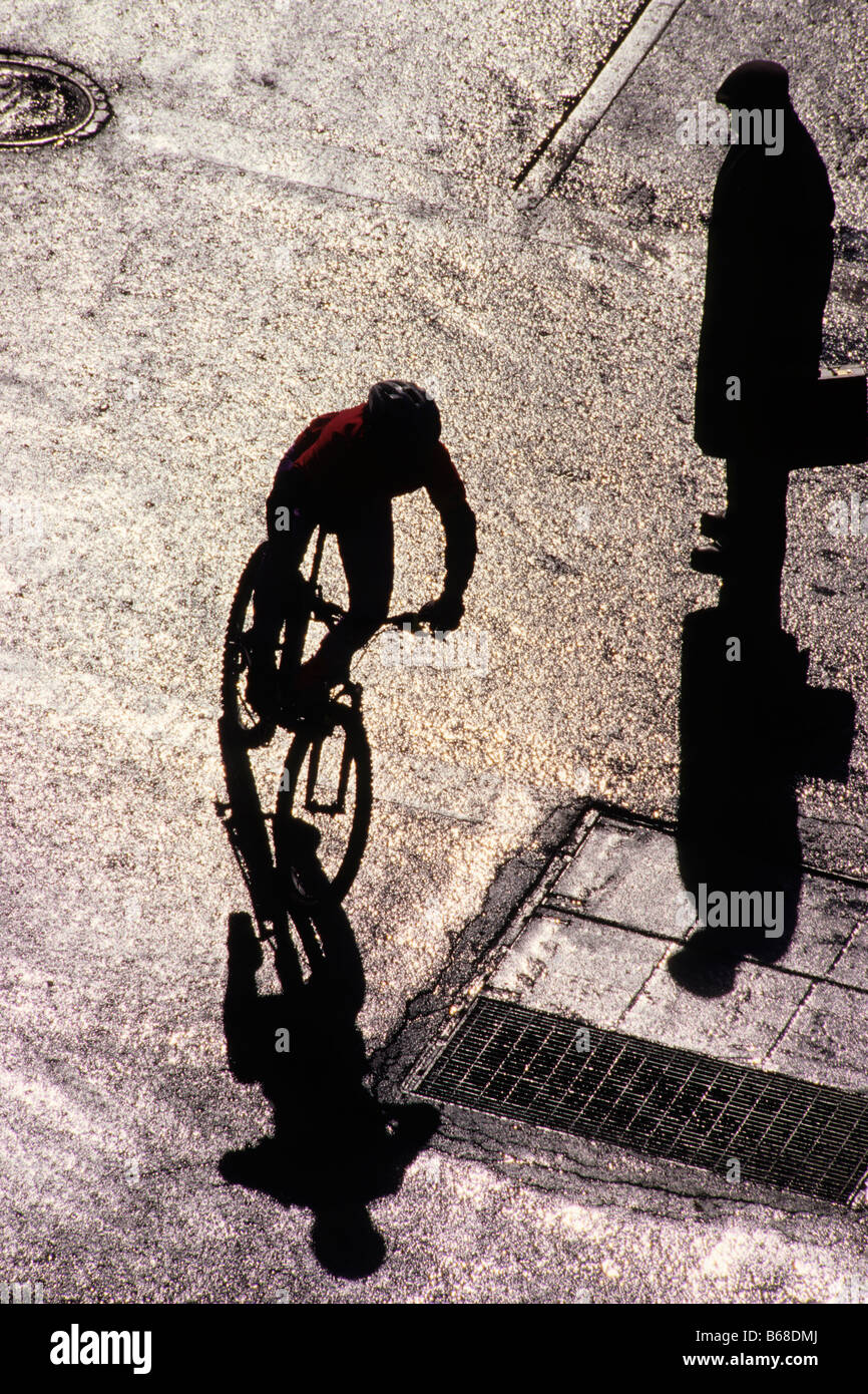 Ombre e silhouette di ciclisti e pedoni. Foto Stock