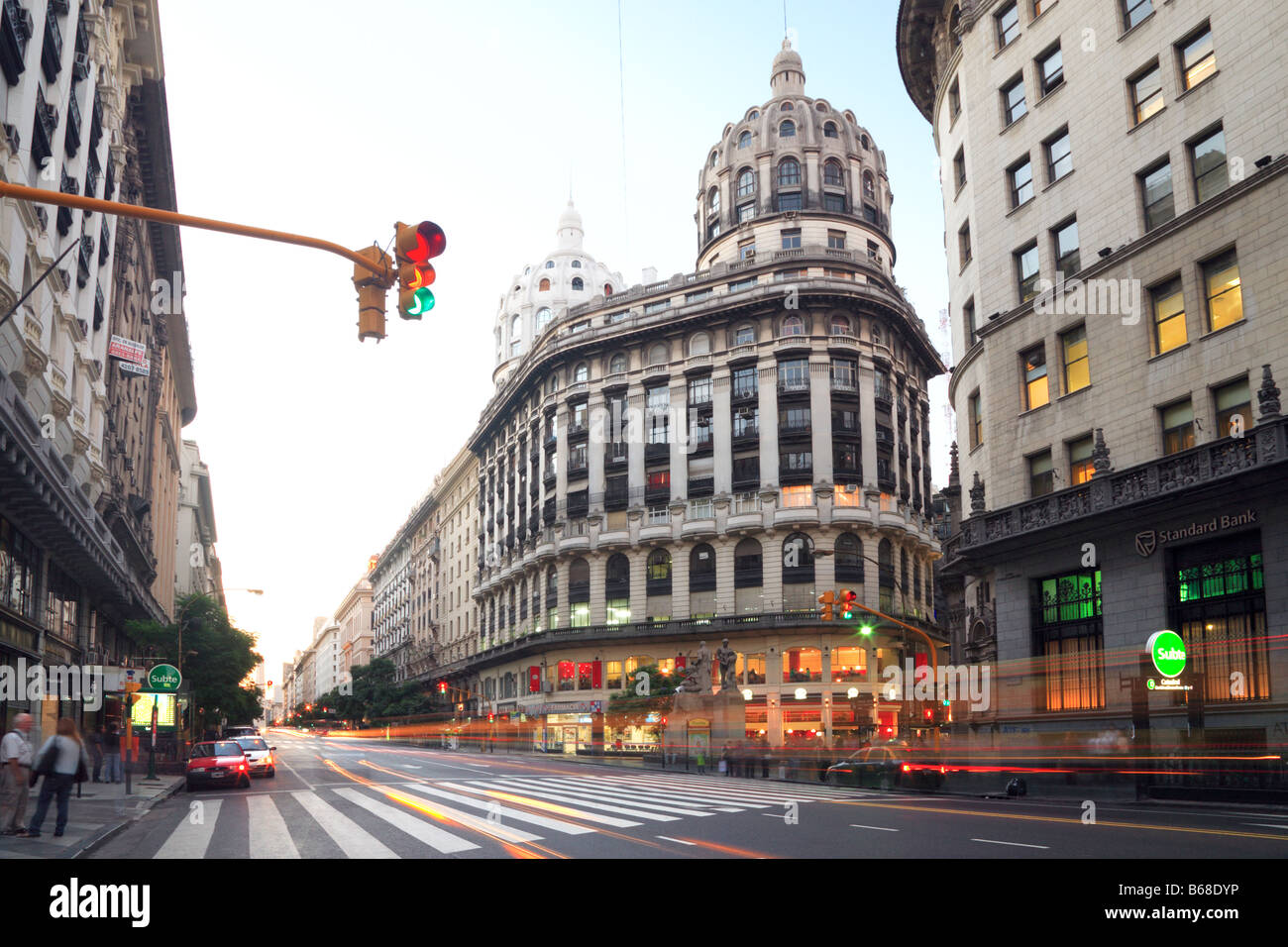 "Diagonal Norte" Ave. e Florida San intersezione, al tramonto. Buenos Aires, Argentina Foto Stock