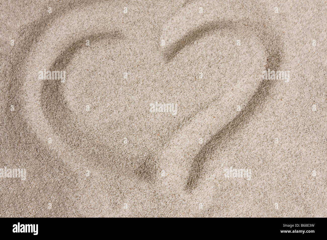Cuore forma scritta sulla sabbia Foto Stock