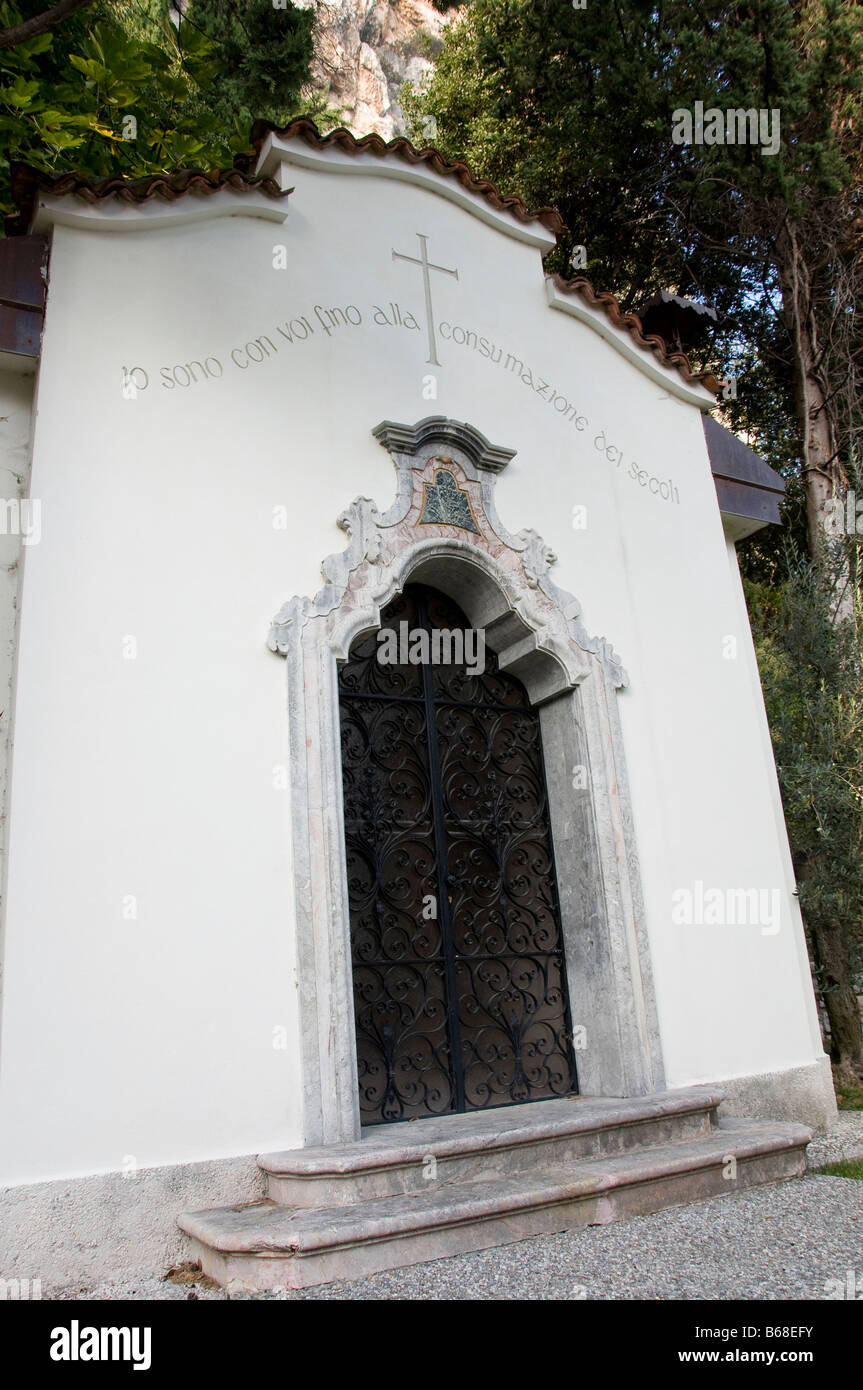 Esterno e ingresso alla cappella privata Porto di Tignale Lago di Garda Italia Foto Stock
