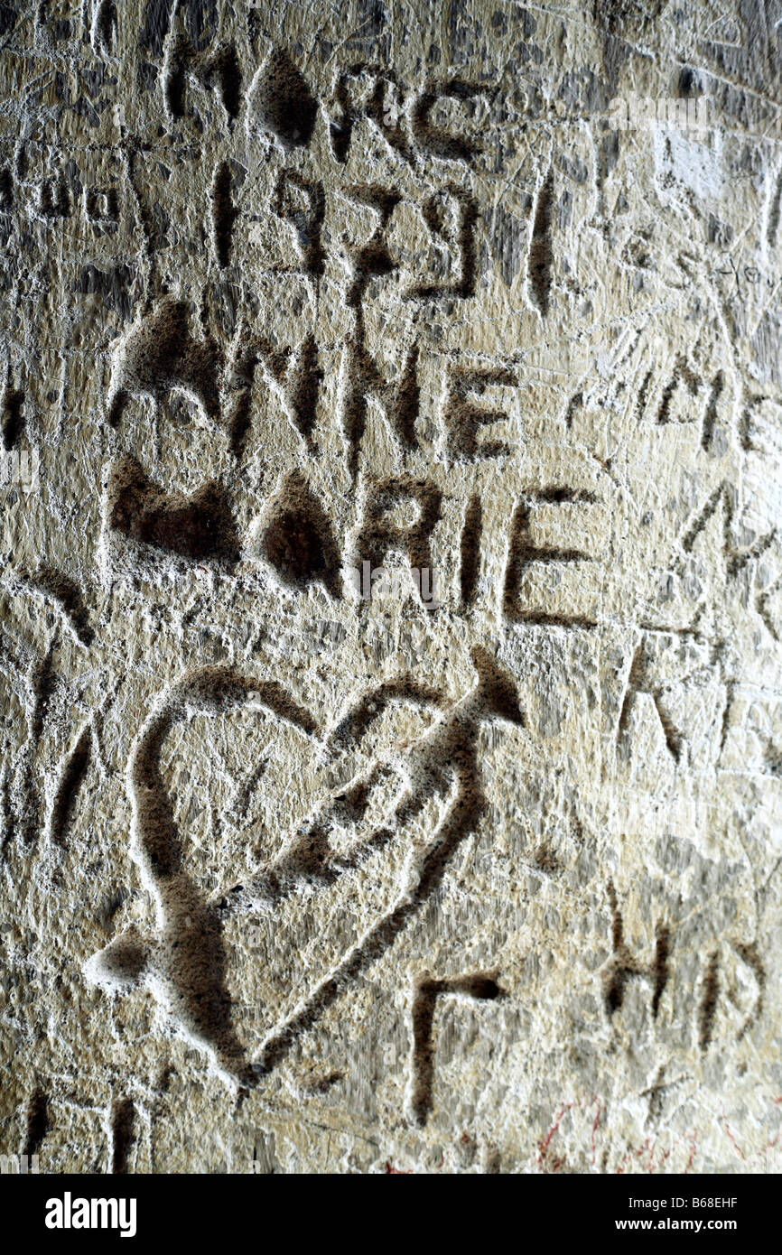 Moderne iscrizioni sulle pareti della chiesa romanica di St Philibert, Tournus, Borgogna, Francia Foto Stock