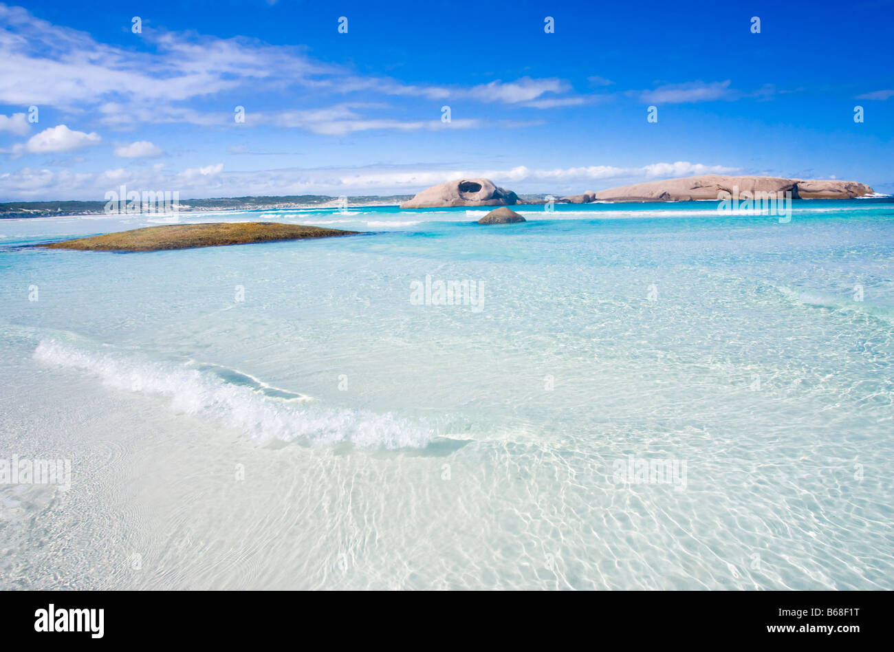 Un'onda rottura sulle immacolate spiagge di sabbia bianca della spiaggia di crepuscolo in Esperance. Grande regione meridionale, Australia occidentale Foto Stock