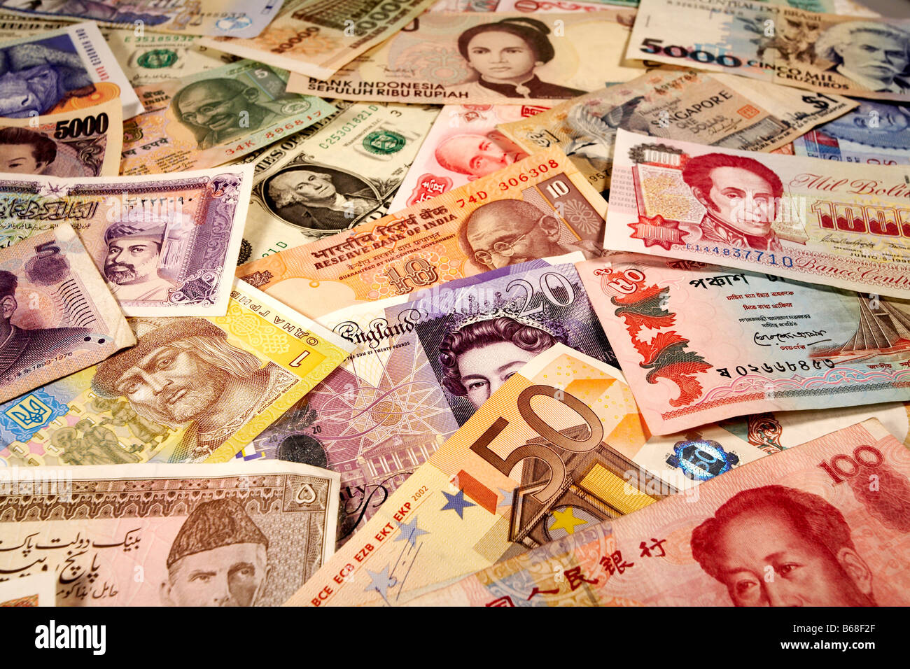 Selezione della valuta mondiale banconote inclusi US Dollar Sterline Rupia Indiana renminbi cinese Foto Stock