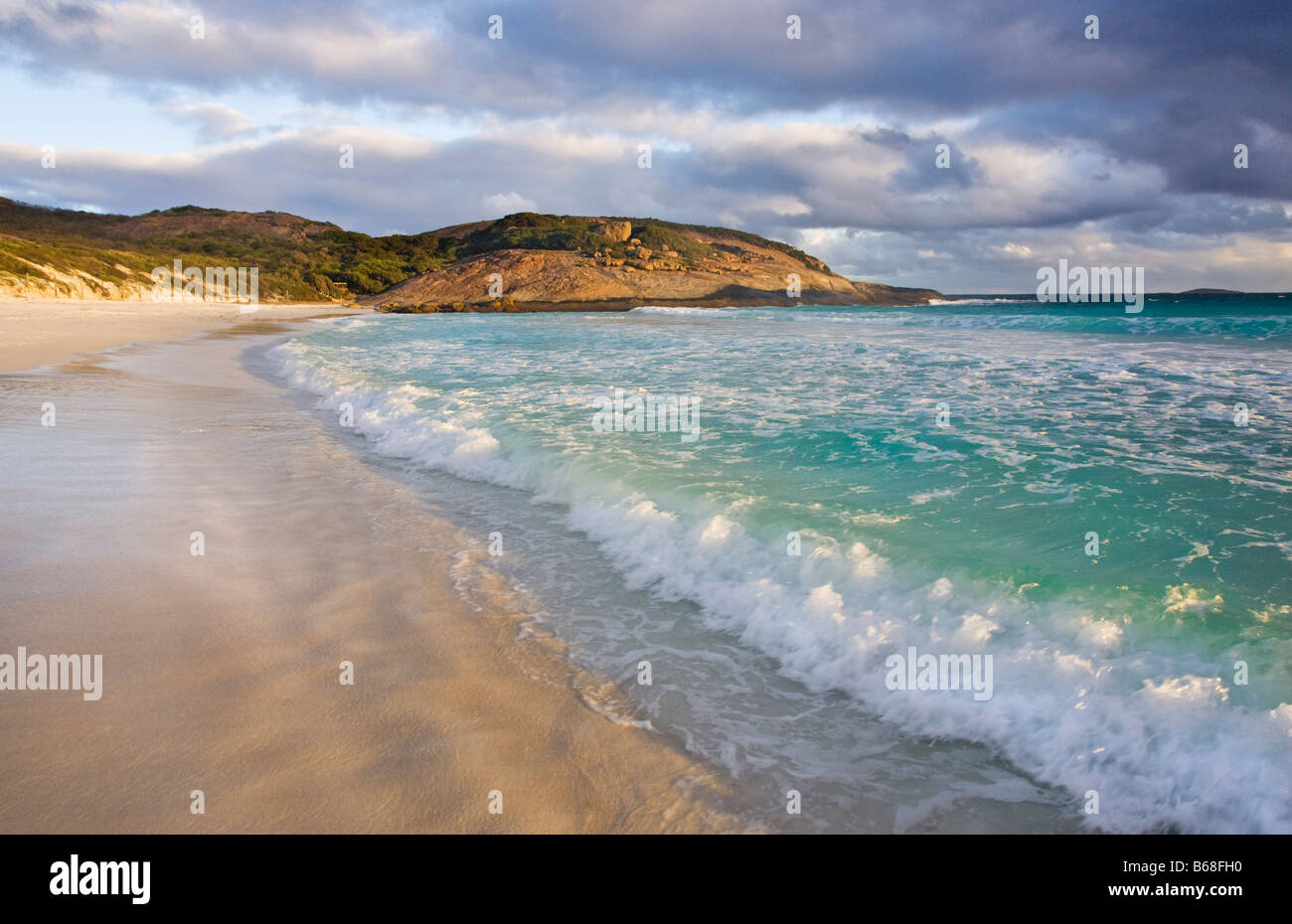Un'onda rottura sulle spiagge incontaminate di Hellfire Bay a Cape Le Grand National Park vicino a Esperance, Australia occidentale Foto Stock