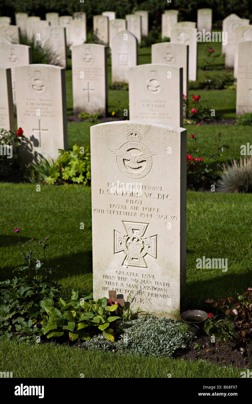 Tomba di Victoria Cross titolare DSA Signore pilota nella RAF uccisi nel 1944 War Graves cimitero di Arnhem Paesi Bassi Foto Stock