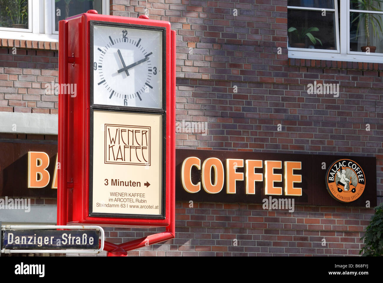 Clock sull'angolo di Danziger e Lange Reih strade Amburgo Germania Foto Stock