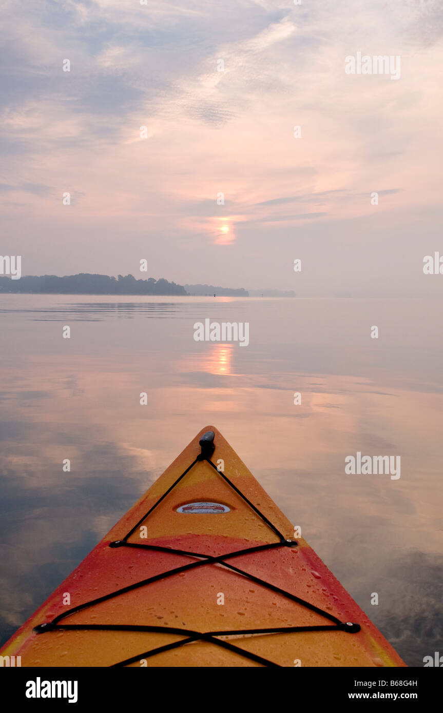 Kayak sul fiume Magothy vicino alla bocca della baia di Chesapeake Foto Stock