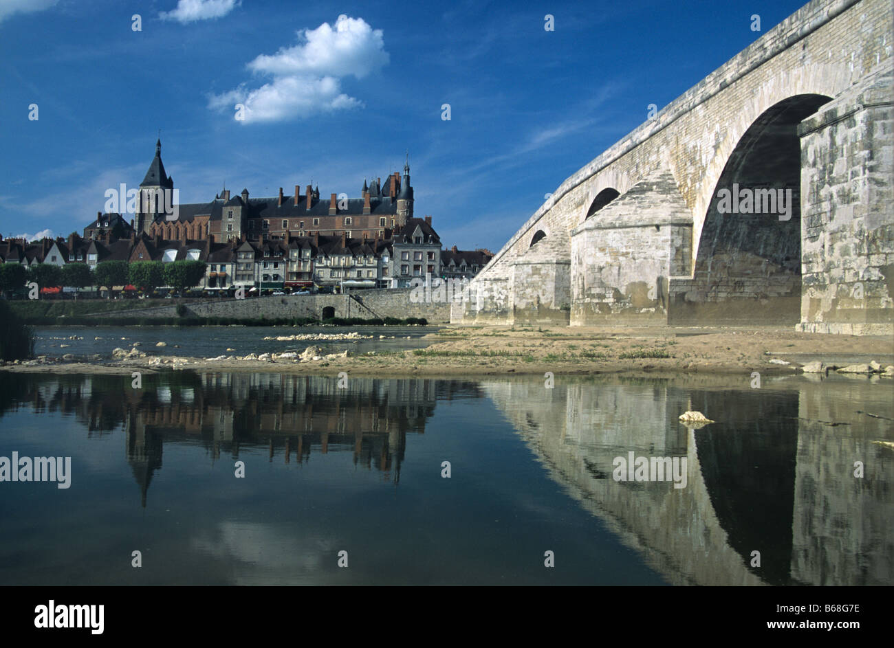 Gien Château (1484), ora il Musée International de la Chasse - Internazionale Museo di caccia e il fiume Loira, Gien, Francia Foto Stock