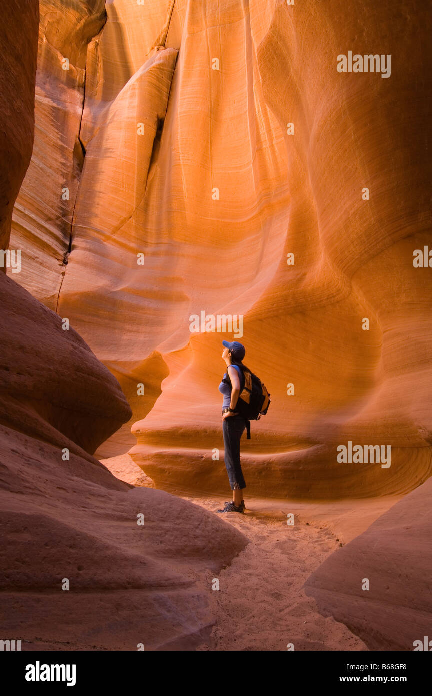Donna escursionista in Canyon X una slot canyon nella Riserva Navajo vicino page Arizona Foto Stock