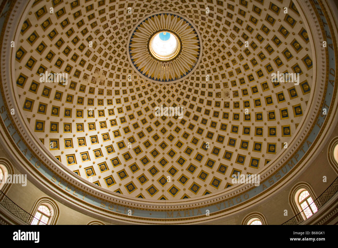 Soffitto a cupola, Chiesa dell Assunzione della Beata Vergine Maria, conosciuto anche come chiesa di Santa Maria, Mosta, Malta Foto Stock