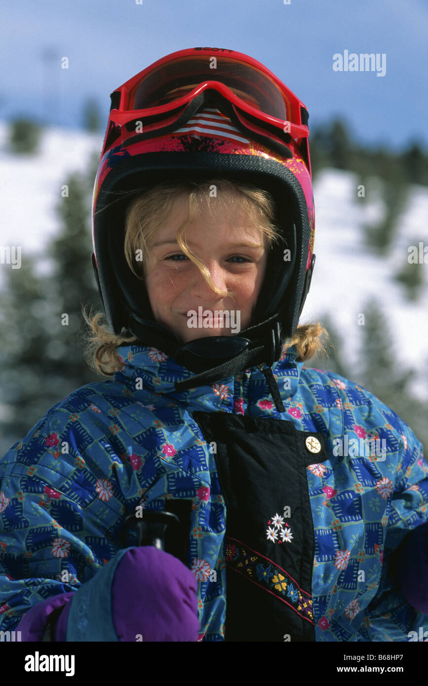 Ritratto di una giovane ragazza sciatore che indossa un casco Foto Stock
