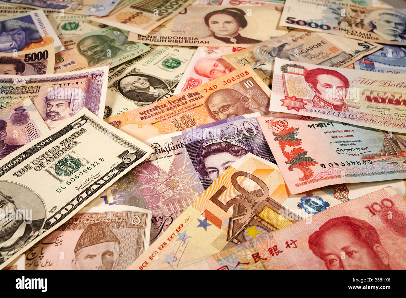 Selezione della valuta mondiale banconote inclusi US Dollar Sterline Rupia Indiana renminbi cinese Foto Stock