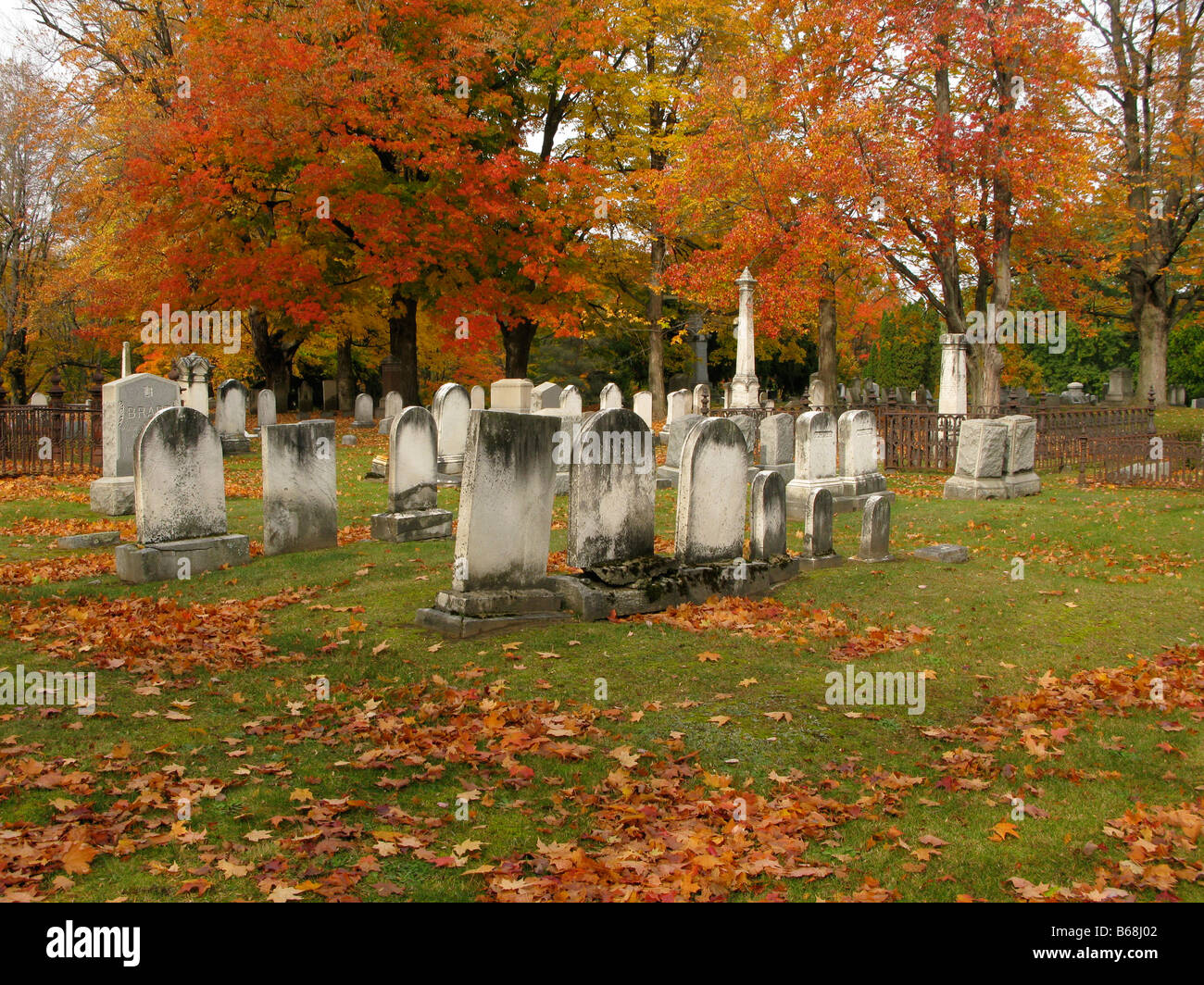 Vecchia sezione del cimitero di Piisford, NY USA. Foto Stock
