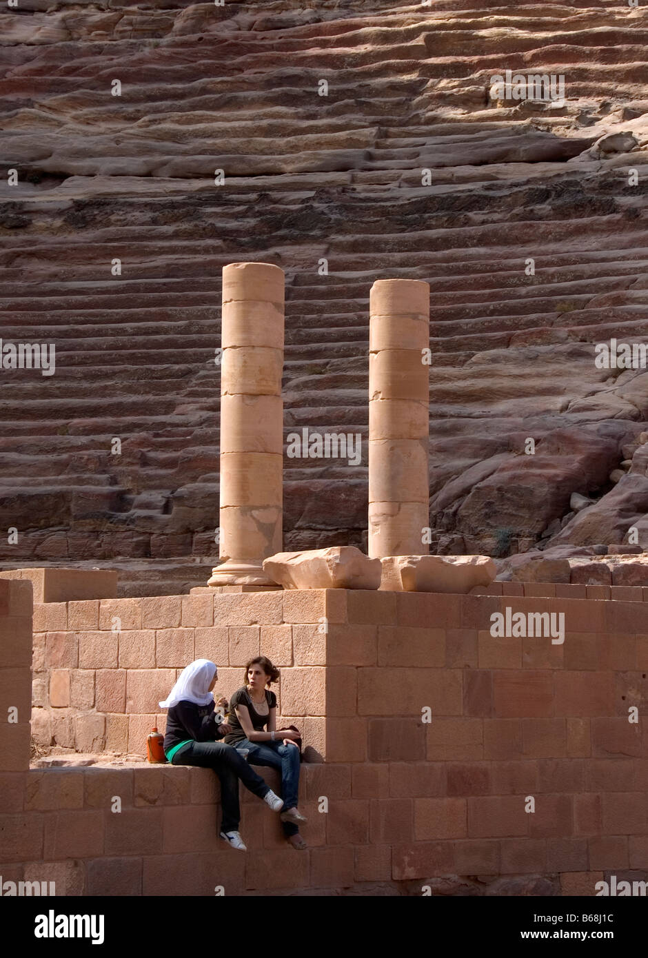 Relax presso l'anfiteatro, Petra, Giordania Foto Stock