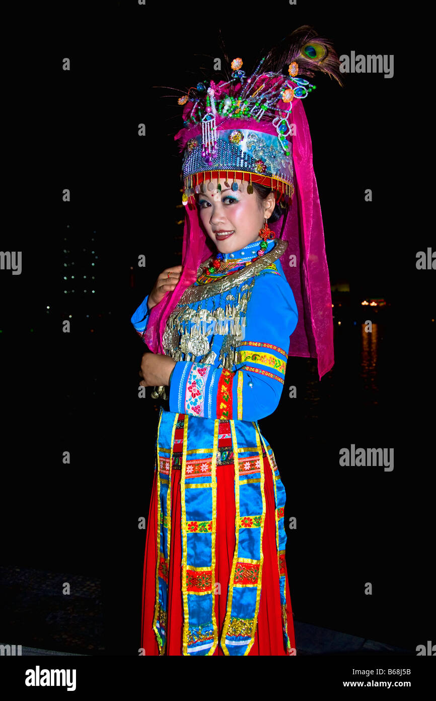 Ritratto di una giovane donna sorridente, Guilin, provincia di Guangxi, Cina Foto Stock