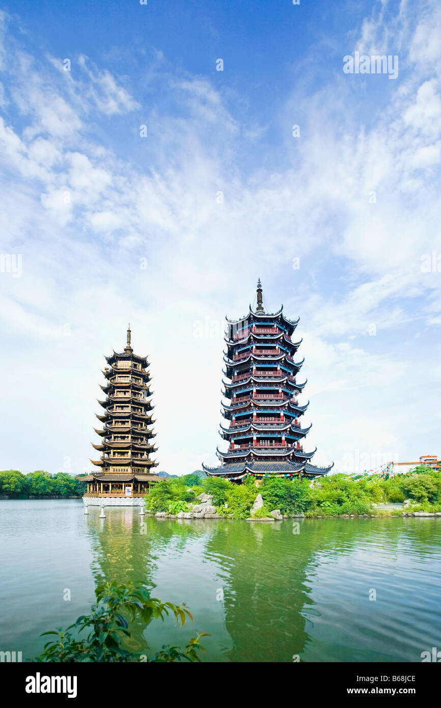 Basso angolo pagoda vista al mare, sole e luna Pagoda, Banyan Lake, Guilin, provincia di Guangxi, Cina Foto Stock