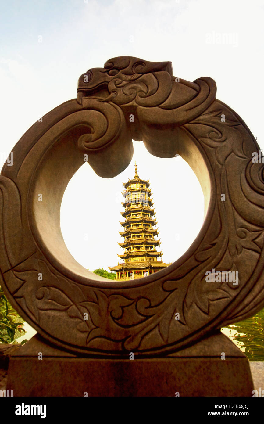 Pagoda visto da una scultura, il sole e la Luna Pagoda, Guilin, provincia di Guangxi, Cina Foto Stock