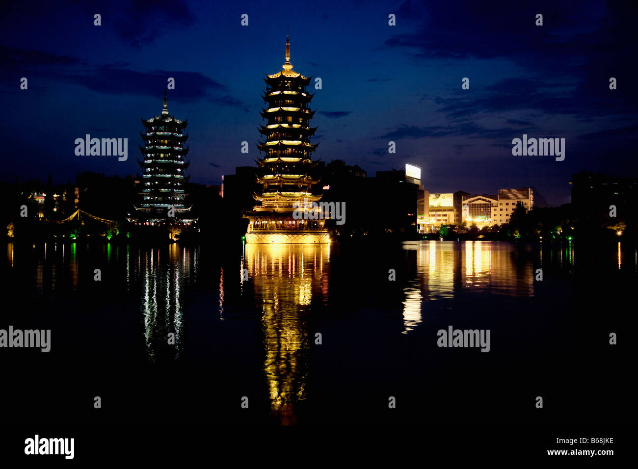 Pagode al Waterfront, Sole e Luna Pagoda, Banyan Lake, Guilin, provincia di Guangxi, Cina Foto Stock