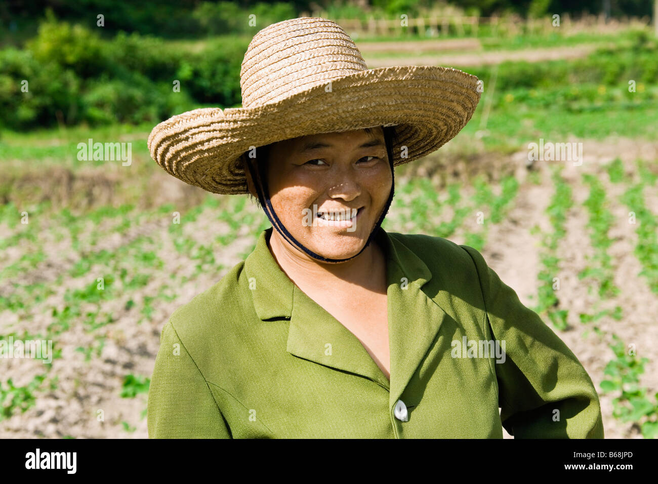 Ritratto di una donna matura sorridente in un campo, Valle di smeraldo, Huangshan, provincia di Anhui, Cina Foto Stock