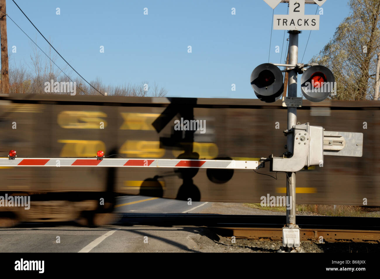 Treno merci passando attraverso la ferrovia crossong. Foto Stock