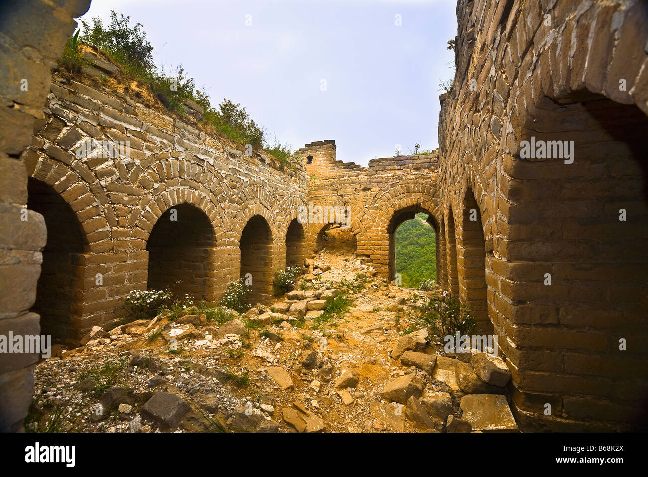 Le antiche rovine di un edificio, la Grande Muraglia Cinese a Pechino, Cina Foto Stock