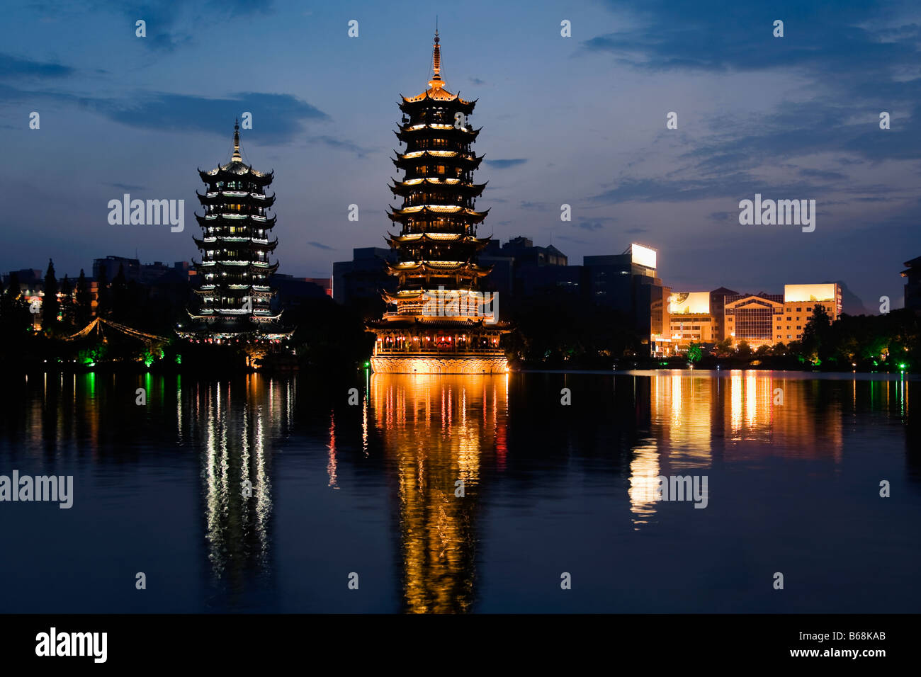Pagode al Waterfront, Sole e Luna Pagoda, Banyan Lake, Guilin, provincia di Guangxi, Cina Foto Stock