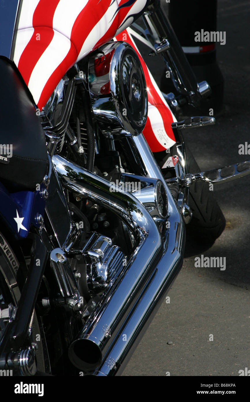 Vista laterale di american touring motorcylce con la bandiera statunitense dipinti sui pannelli laterali. Foto Stock