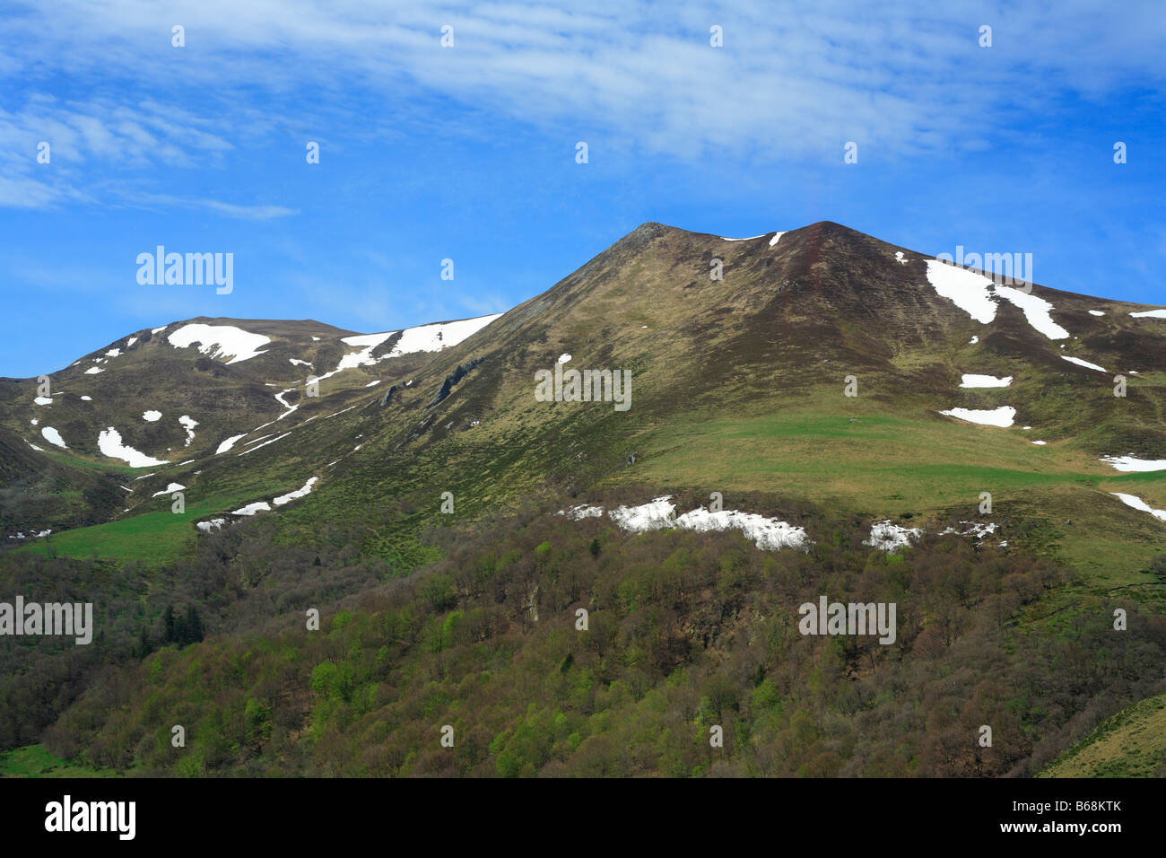 Paesaggio di montagna, i monti del Massiccio Centrale, Auvergne, Francia Foto Stock