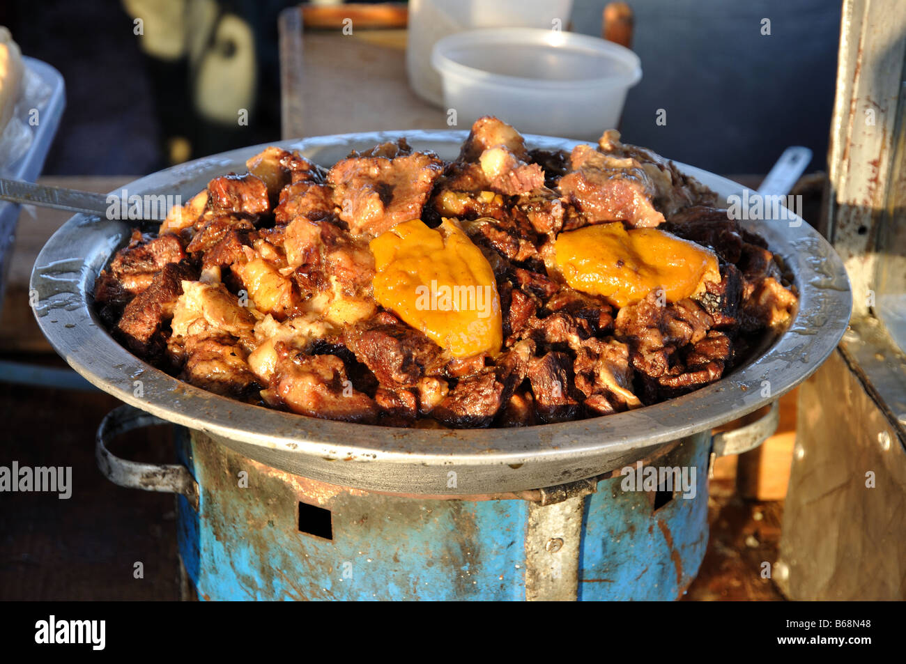 Piastra con cibi a base di carne in Marrakech, Marocco Foto Stock