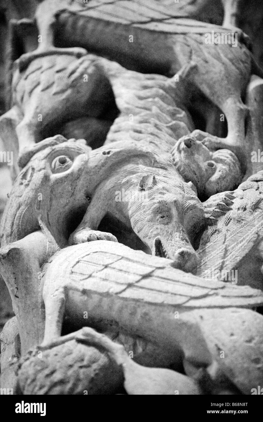 La pietra medievale, scultura bassorilievo sul portale della chiesa di Santa Maria (1120-1135), Souillac, Francia Foto Stock