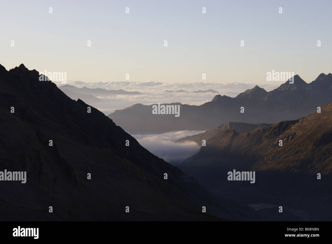 Montagne nuvole cloudily nebbia la luce del mattino alpi Foto Stock