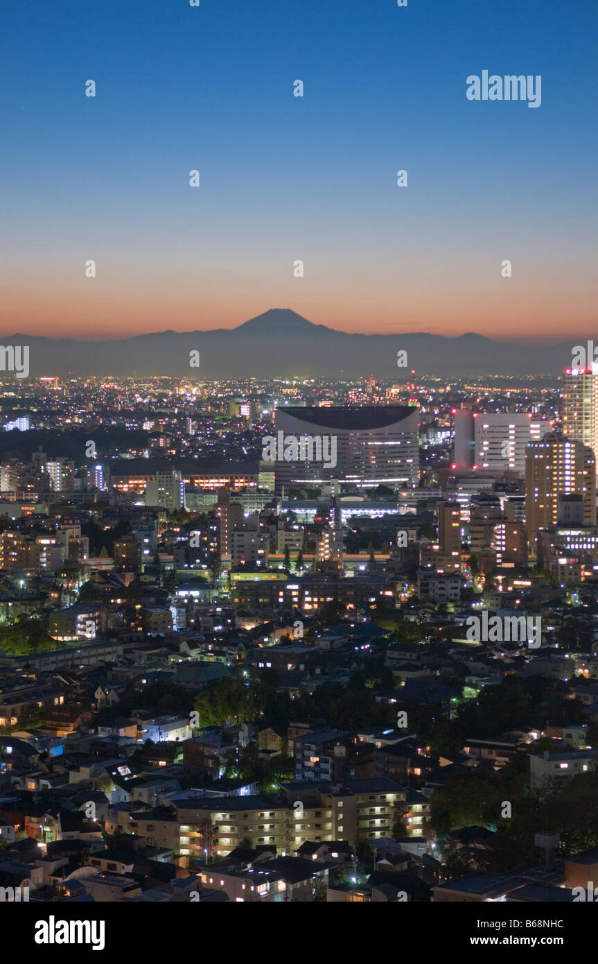 Lo skyline di Tokyo con il Monte Fuji in lontananza al tramonto Foto Stock