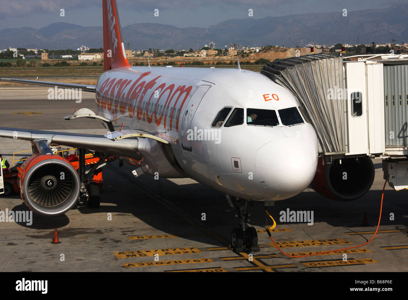 Boeing; aeromobili; parcheggiato; passeggero; tunnel. Foto Stock
