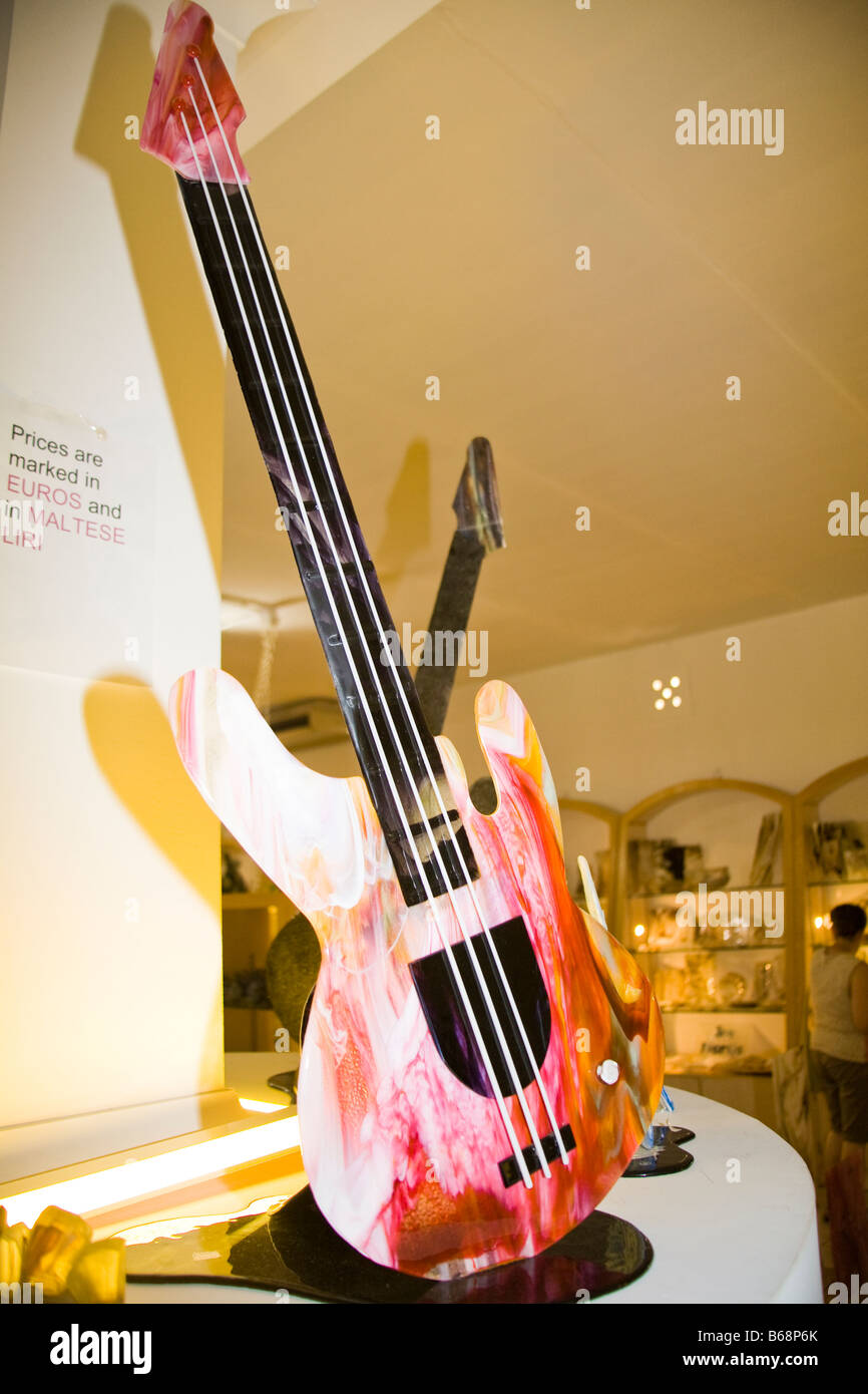 Chitarra in vetro per la vendita, la Valletta Fabbrica del Vetro, Ta' Qali villaggio artigianale, Malta Foto Stock