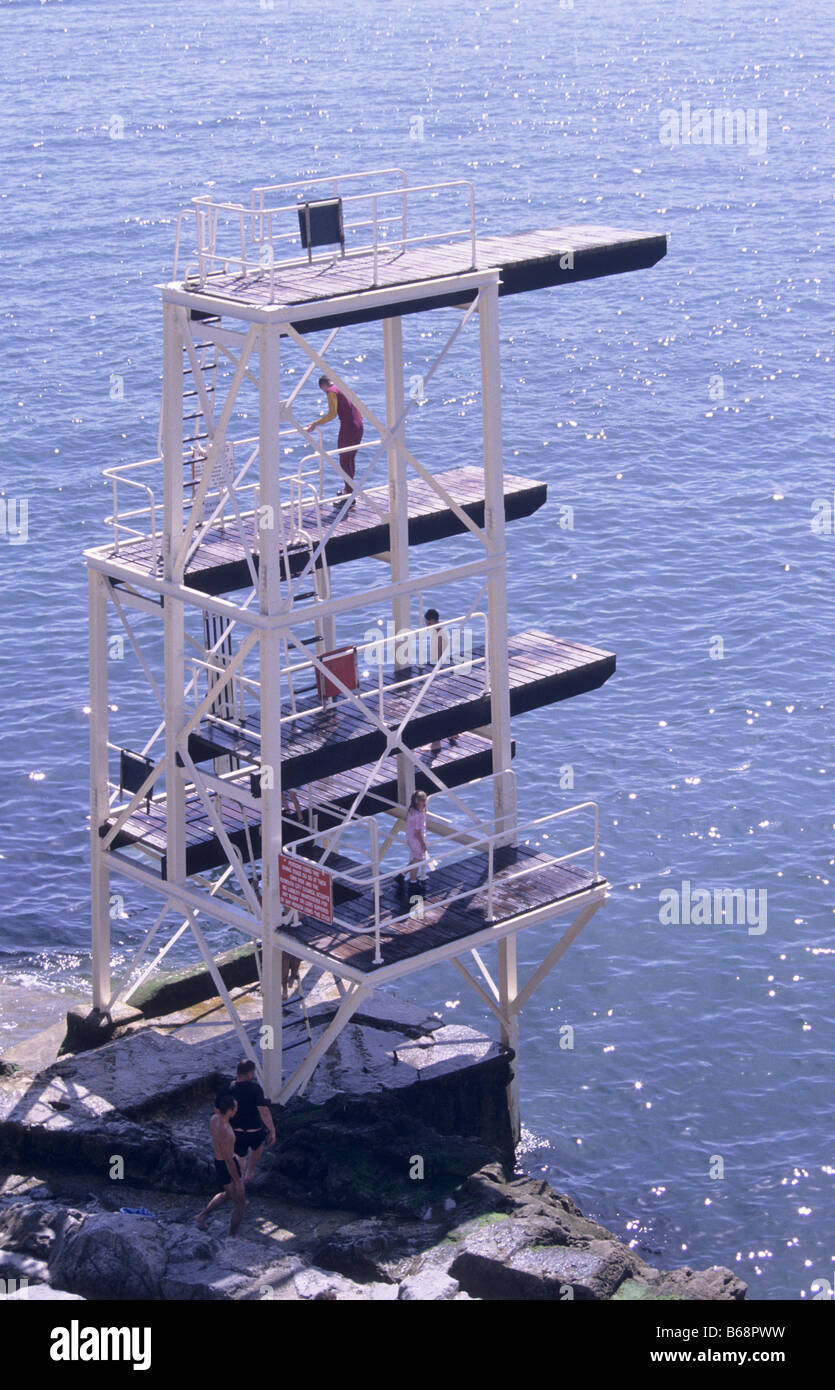 I bambini su outdoor diving board. oceano mare Plymouth Hoe lungomare Foto Stock