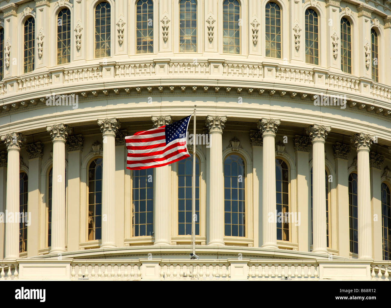 Dettaglio della cupola centrale del Campidoglio degli Stati Uniti con le stelle e strisce bandiera, Washington, DC, Stati Uniti d'America Foto Stock